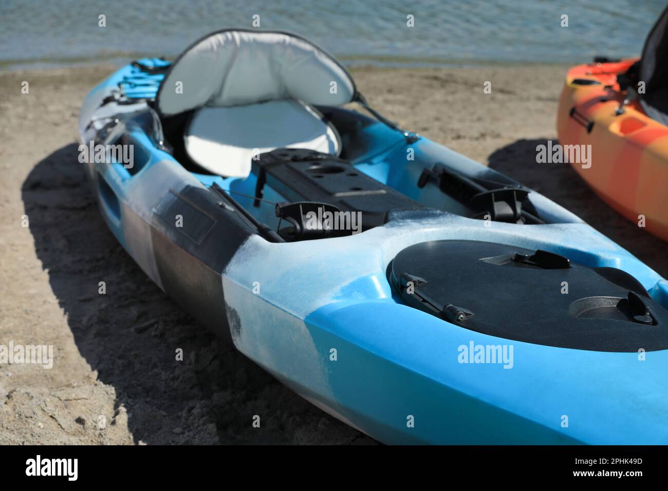 Kayak brillant sur le sable près de la rivière, à proximité Banque D'Images Kayak brillant sur le sable près de la rivière, à proximité Banque D'Images