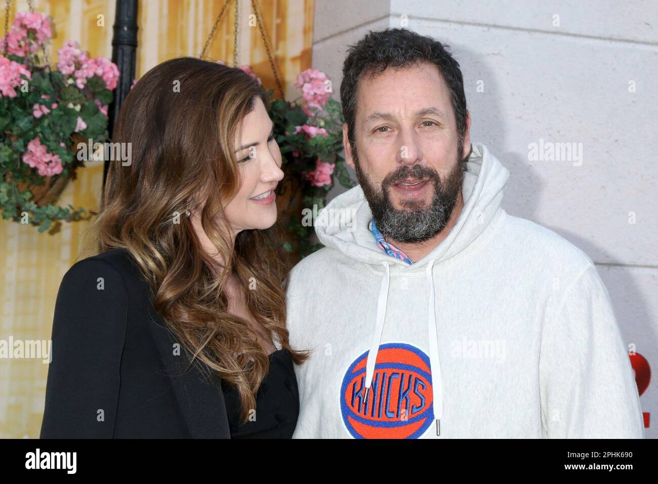 Los Angeles, Californie. 28th mars 2023. Jackie Titone Sandler, Adam Sandler à l'arrivée pour MEURTRE MYSTÈRE 2 première, Regency Village Theatre, Los Angeles, CA 28 mars 2023. Crédit : Priscilla Grant/Everett Collection/Alay Live News Banque D'Images