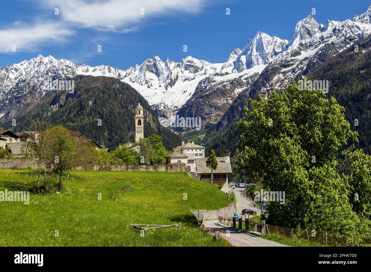 Village suisse de montagne Soglio avec la chaîne de montagne enneigée Sciora à l'arrière-plan, canton des Grisons, Suisse. Il est crédité comme un Banque D'Images