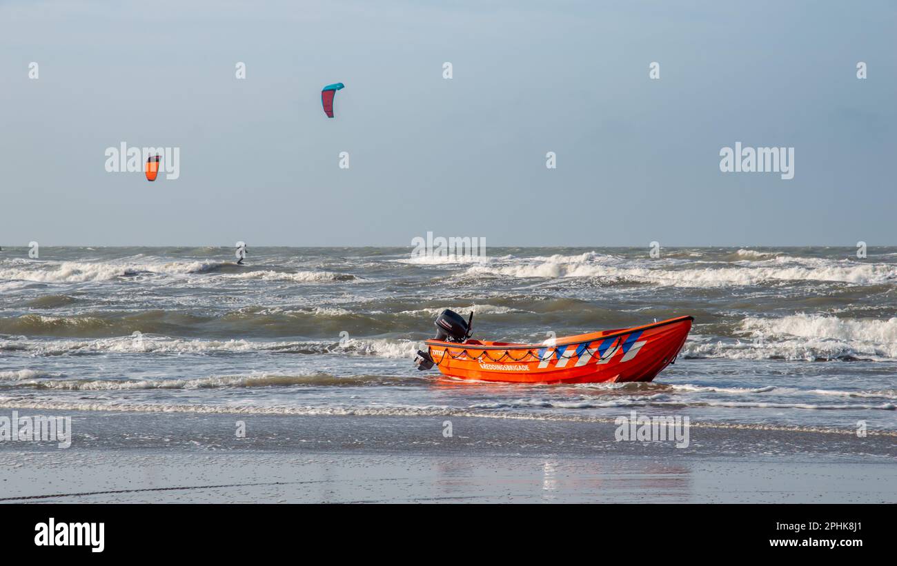 Image d'un canot de sauvetage hollandais dans le surf par une journée ensoleillée Banque D'Images