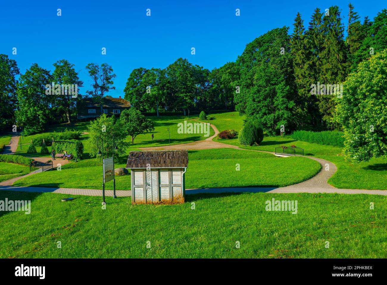 Parc verdoyant au centre du village letton de Kandava. Banque D'Images