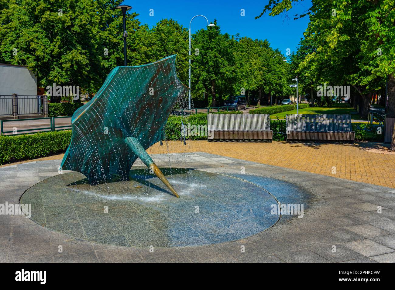 Fontaine parapluie au parc vert de la ville lettonne de Ventspils Photo  Stock - Alamy