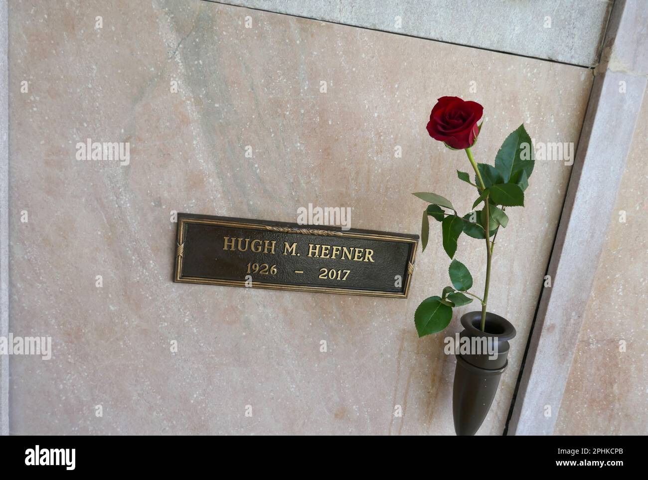 Los Angeles, Californie, États-Unis 26th mars 2023 la tombe de Hugh Hefner au cimetière du parc commémoratif de Pierce Brothers Westwood Village sur 26 mars 2023 à Los Angeles, Californie, États-Unis. Photo par Barry King/Alay stock photo Banque D'Images