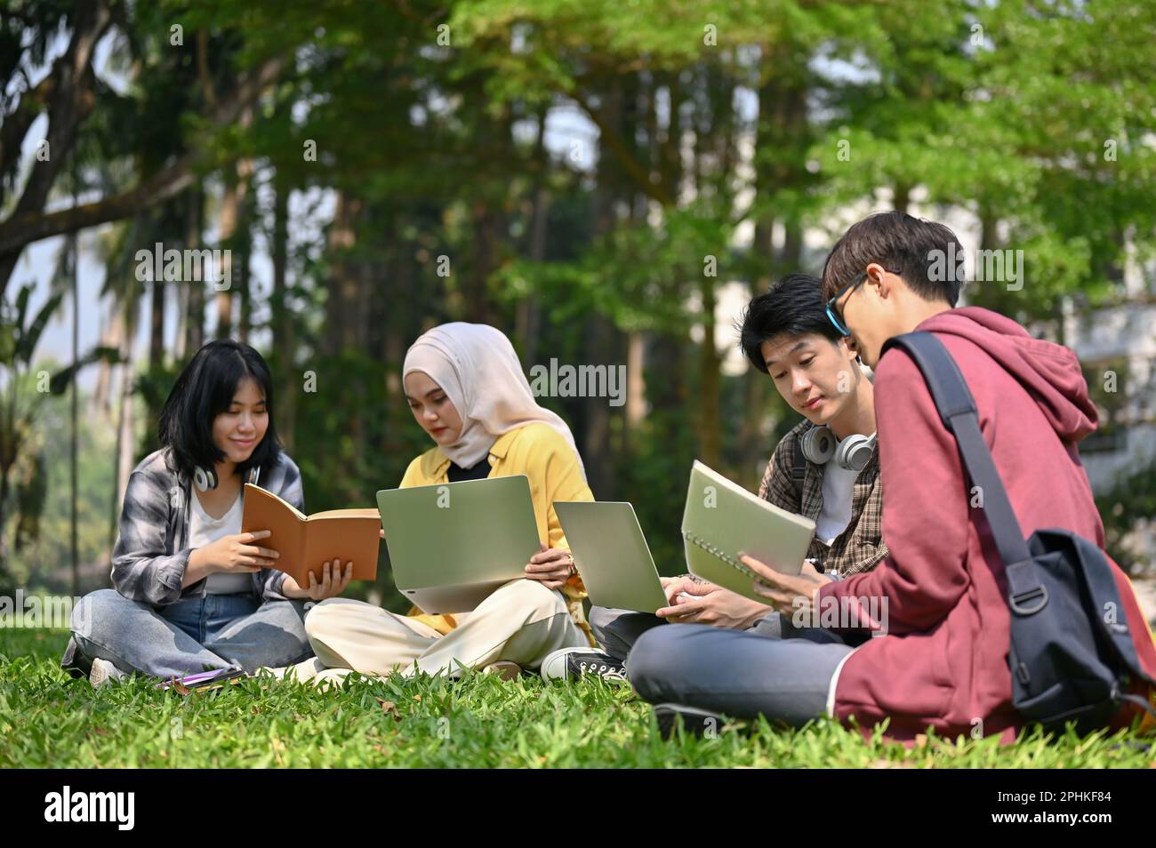 Un groupe de jeunes étudiants asiatiques intelligents se préparent à leur examen scolaire, discutent et remue-méninges sur leur projet scolaire dans le Banque D'Images