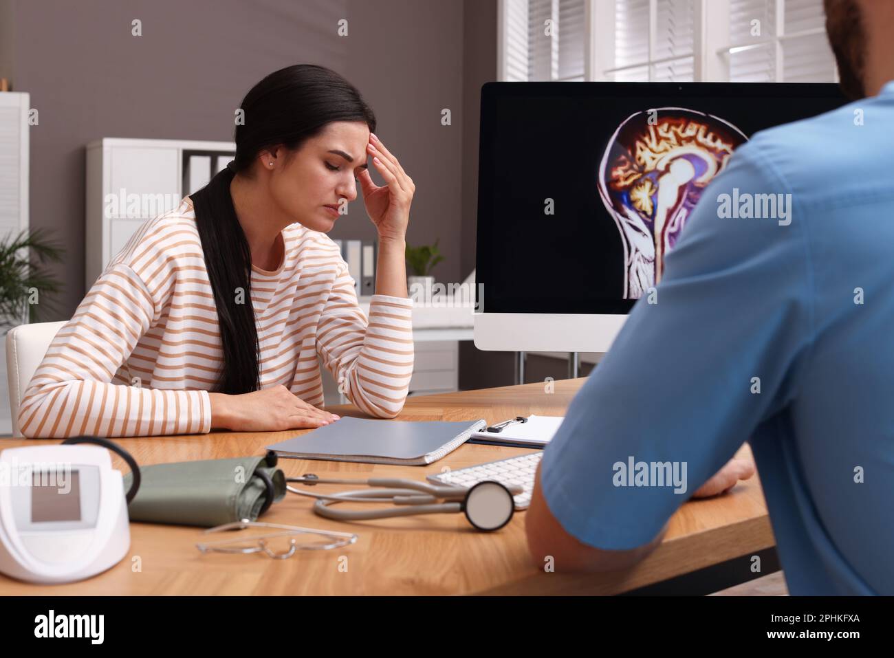 Jeune femme ayant rendez-vous avec neurologue en clinique Banque D'Images