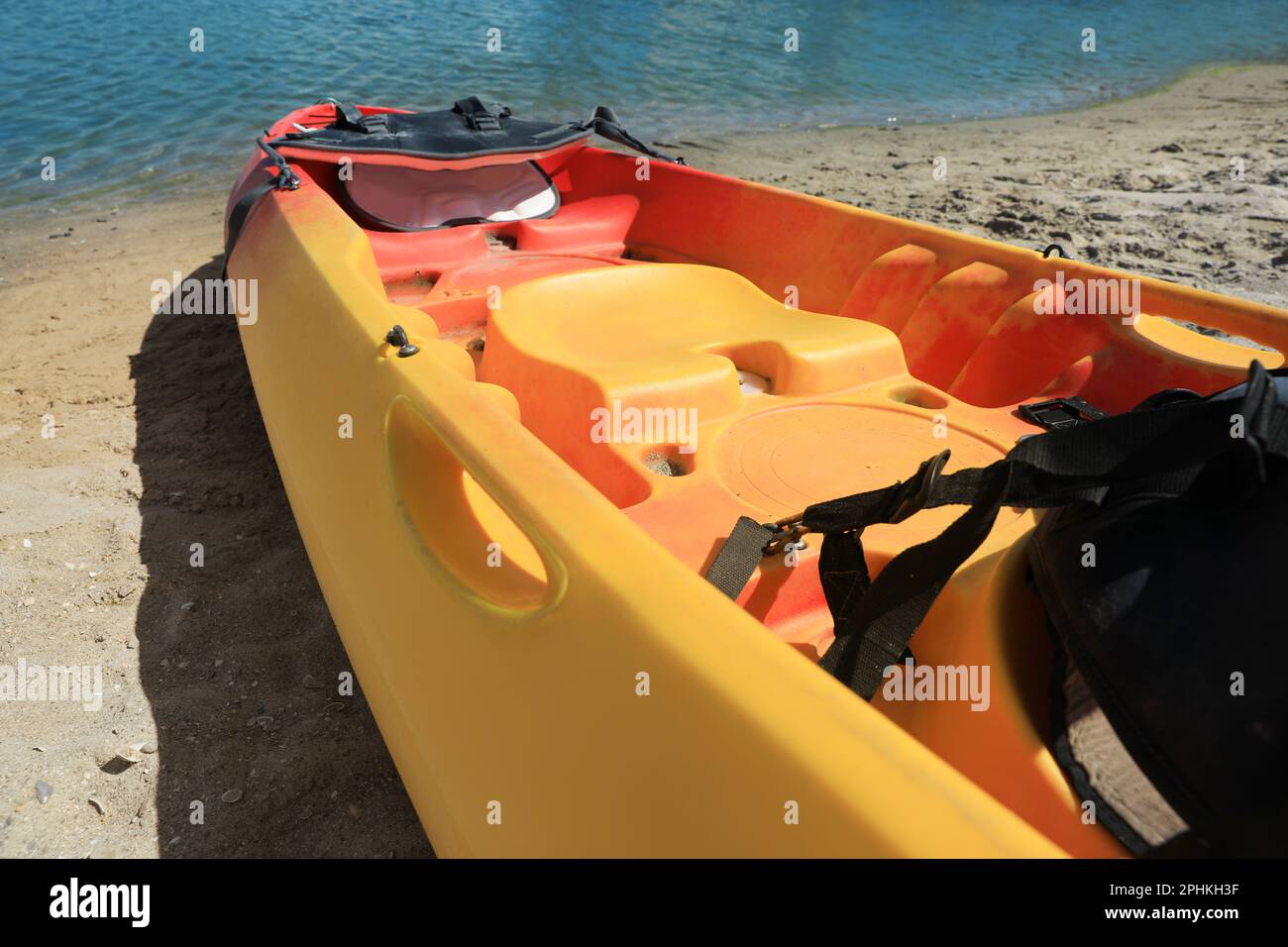 Kayak brillant sur le sable près de la rivière, à proximité Banque D'Images Kayak brillant sur le sable près de la rivière, à proximité Banque D'Images