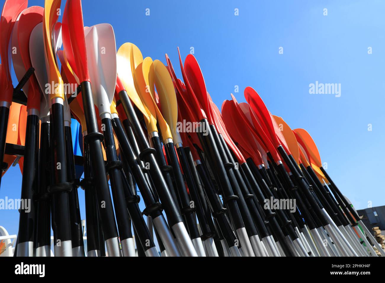 Support de rangement avec palettes pour kayaks contre le ciel bleu Banque D'Images Support de rangement avec palettes pour kayaks contre le ciel bleu Banque D'Images