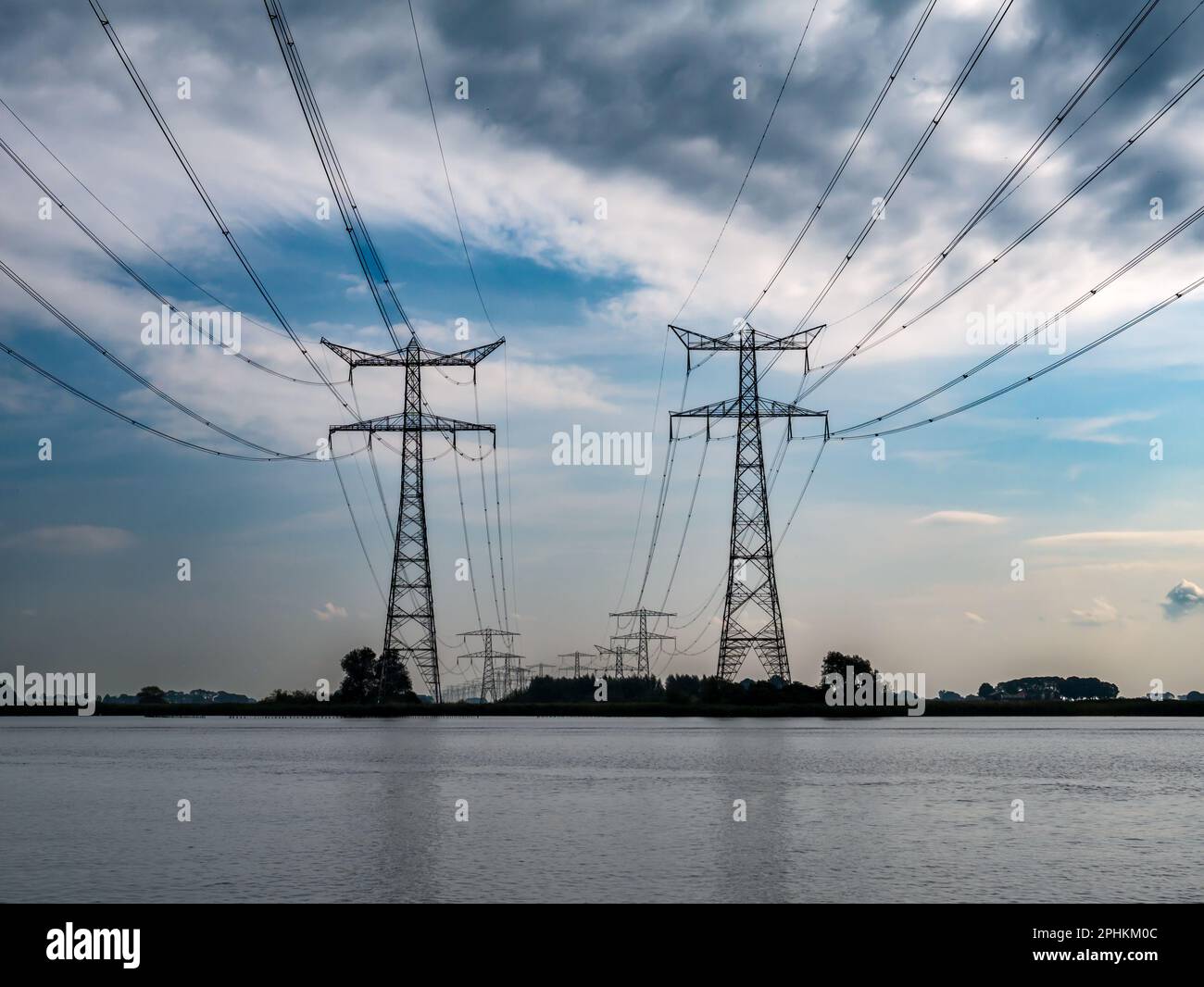 Pylônes et lignes haute tension au-dessus du canal de Ramsdiep du lac Zwarte Meer, pays-Bas Banque D'Images