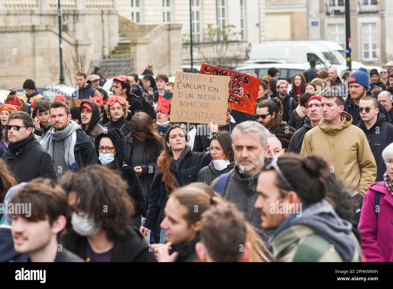 Nantes, France : 28 mars 2023, personnes manifestant contre l'augmentation de l'âge de la retraite en France. Banque D'Images