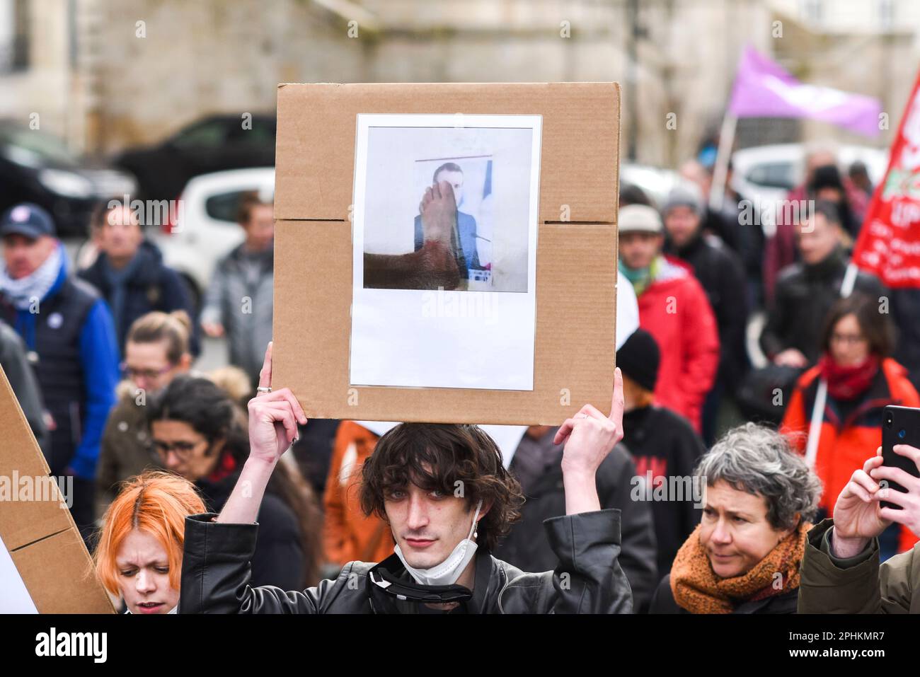 Nantes, France : 28 mars 2023, personnes manifestant contre l'augmentation de l'âge de la retraite en France. Banque D'Images