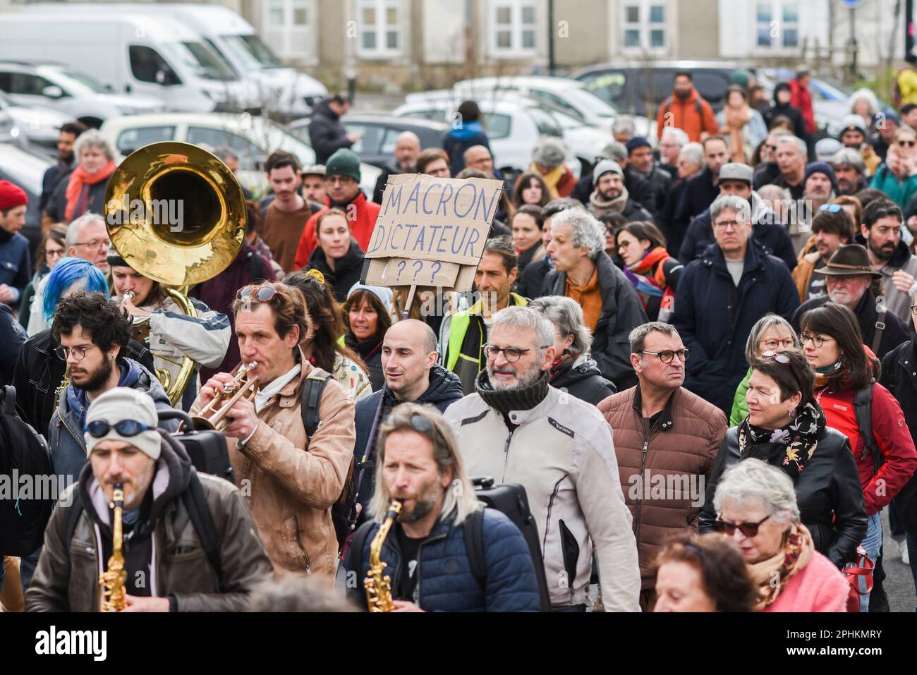 Nantes, France : 28 mars 2023, personnes manifestant contre l'augmentation de l'âge de la retraite en France. Banque D'Images