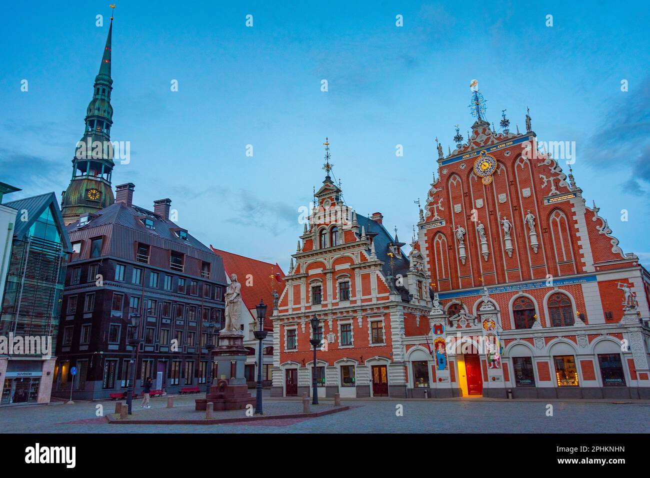 Coucher de soleil sur la place Ratslaukums avec église Saint-Pierre et Maison des Blackheads dans la vieille ville de Riga en Lettonie. Banque D'Images