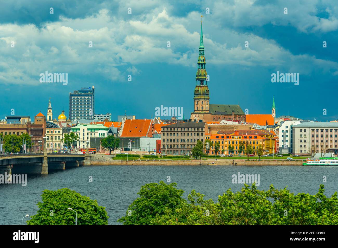 La vieille ville de riga, y compris l'église saint peters vue sur le fleuve daugava, Lettonie. Banque D'Images