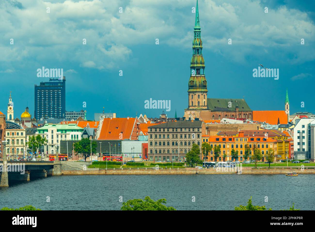 La vieille ville de riga, y compris l'église saint peters vue sur le fleuve daugava, Lettonie. Banque D'Images