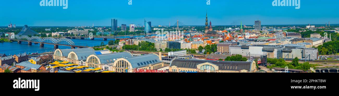 Vue aérienne de Riga, y compris la bibliothèque nationale lettone et les hangars de zeppelin depuis le sommet du bâtiment de l'académie des sciences. Banque D'Images