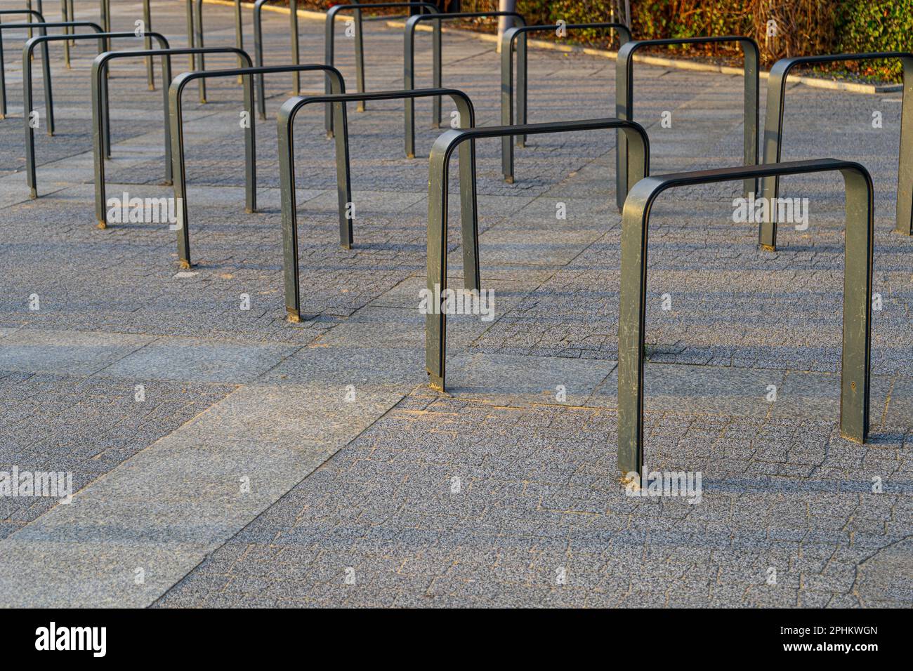 City Bicycle parking, Station de vélo stockage moderne de vélos, concept de sécurité, vide rue parking de vélos, Cyclisme Infrastructure Banque D'Images