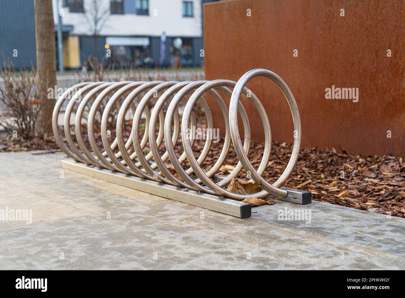 City Bicycle parking, Station de vélo stockage moderne de vélos, concept de sécurité, vide rue parking de vélos, Cyclisme Infrastructure Banque D'Images