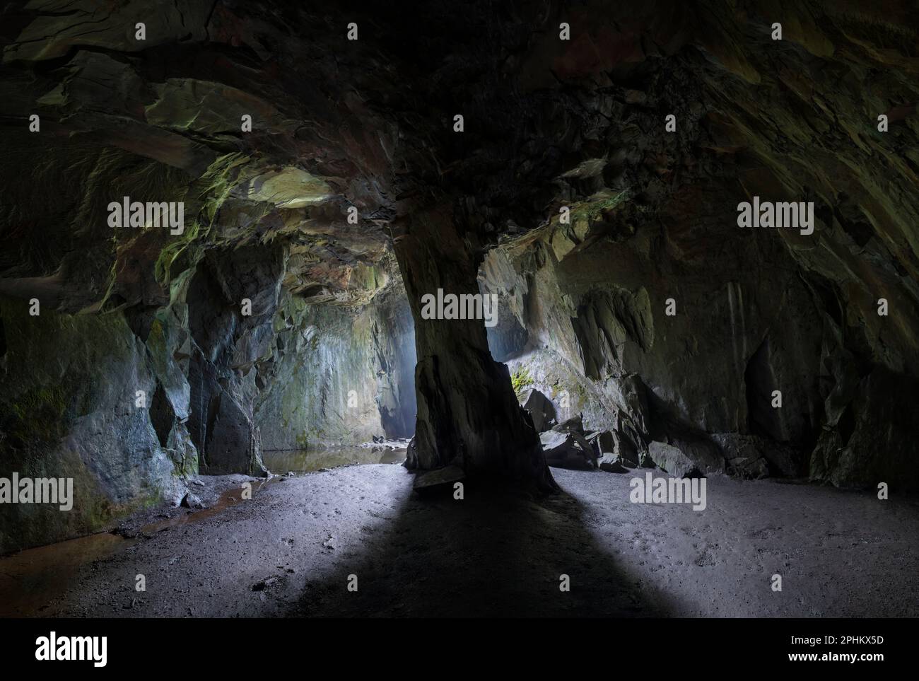 Cathédrale Cavern de la mine d'ardoise à Little Langdale dans le district des lacs anglais, avec une colonne à gauche pour soutenir le plafond de ce réseau de grottes fait par l'homme Banque D'Images