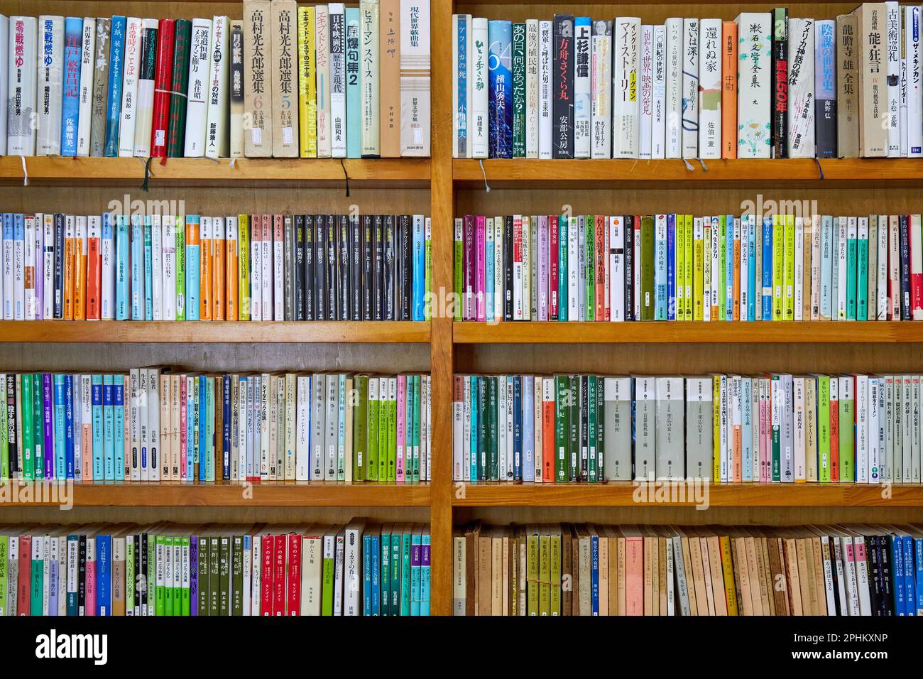 Livres japonais sur des étagères dans la librairie d'antiquaires à Tokyo, Japon Banque D'Images