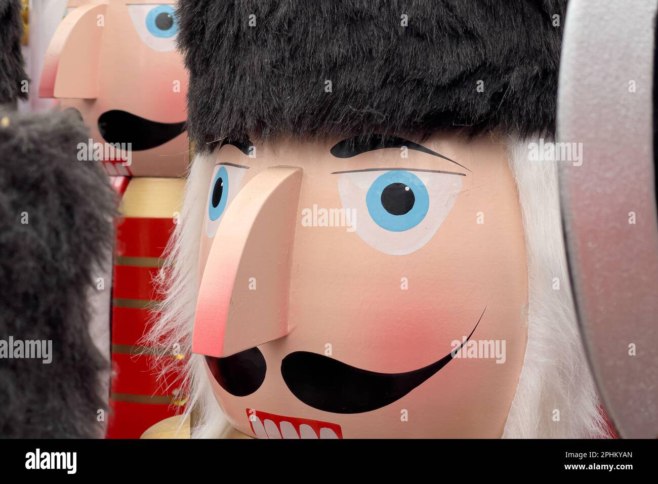 Figurines de casse-noisette géantes en manteaux rouges pour soldats perlés pour noël Banque D'Images