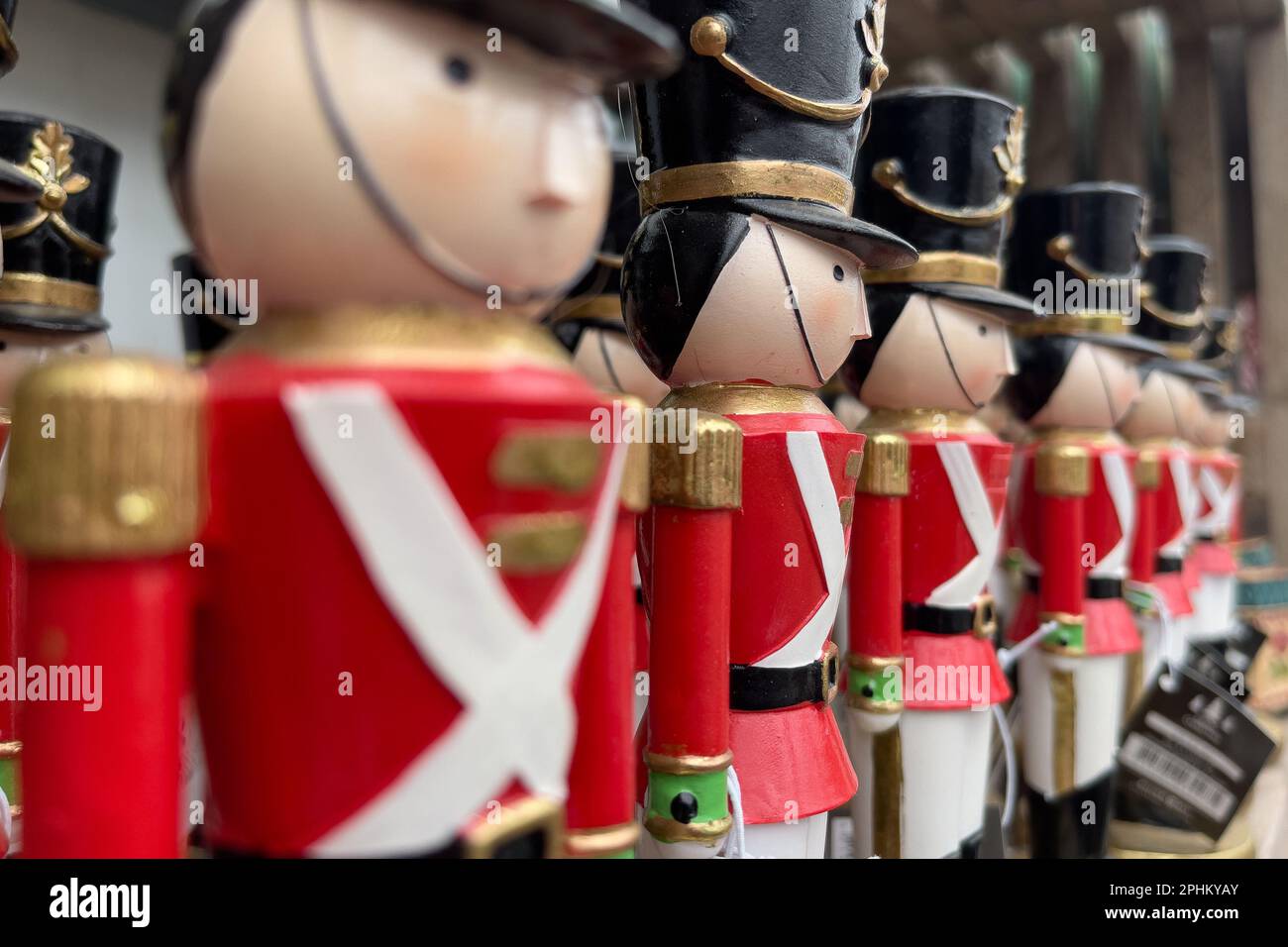 Figurines de casse-noisette géantes en manteaux rouges pour soldats perlés pour noël Banque D'Images