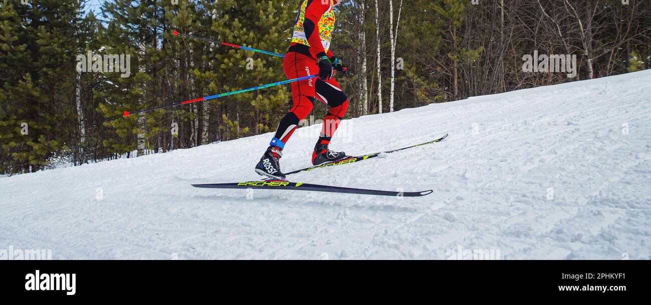Athlète masculin en montée en ski de fond, ski de course Fischer, chaussures de ski Rossignol, combinaison sportive, sports olympiques d'hiver Banque D'Images