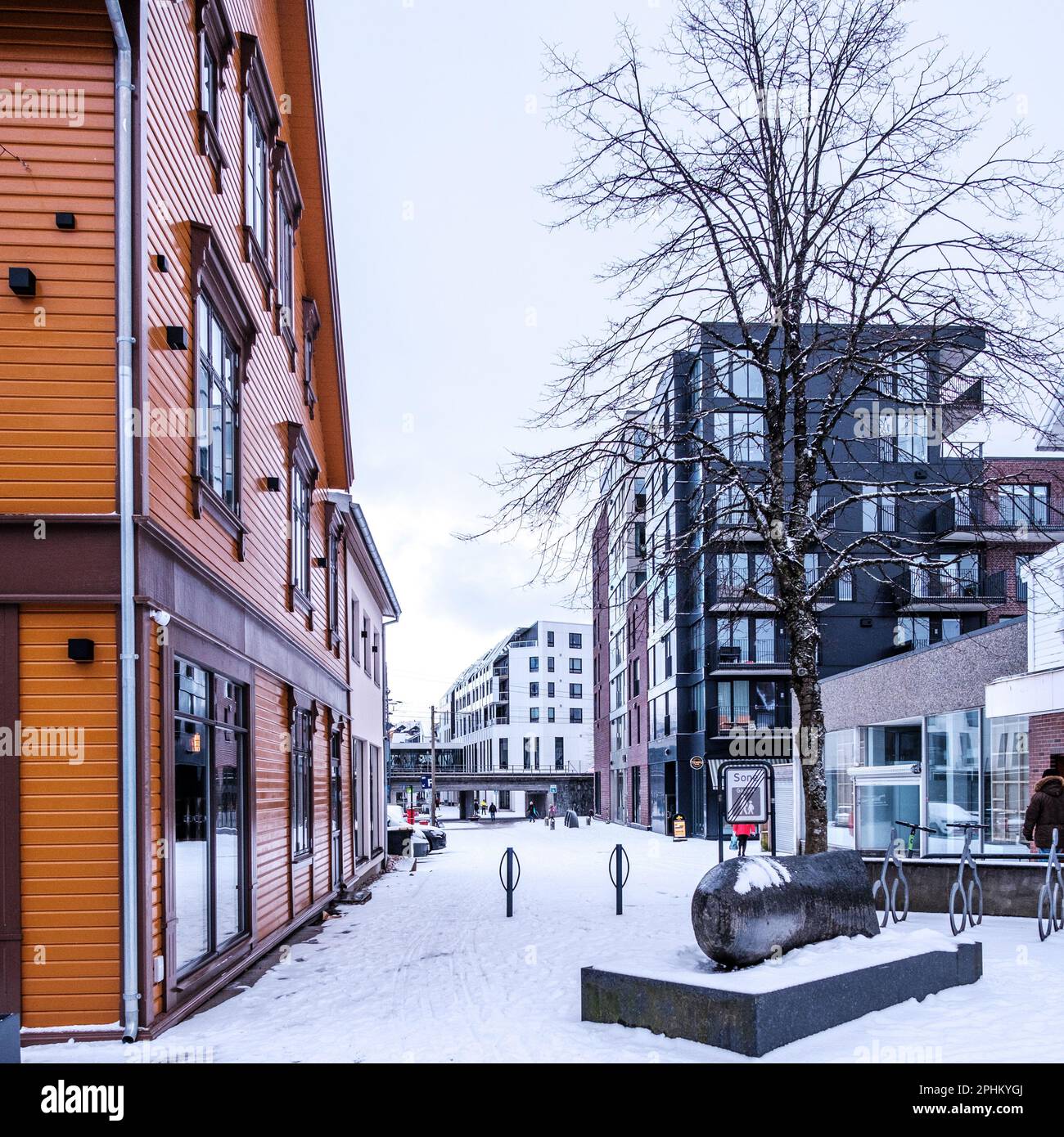 Sandnes, Norvège, 11 mars 2023, Centre-ville de Sandnes High Street zone commerçante enneigée zone piétonne sans personne Banque D'Images