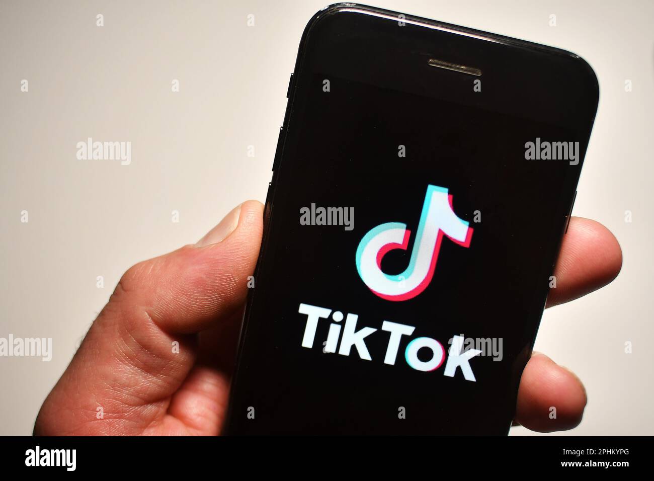 Le logo de l'application mobile TikTok de la société ByteDance est visible  sur l'écran d'un smartphone. (CTK photo/Petr Svancara Photo Stock - Alamy