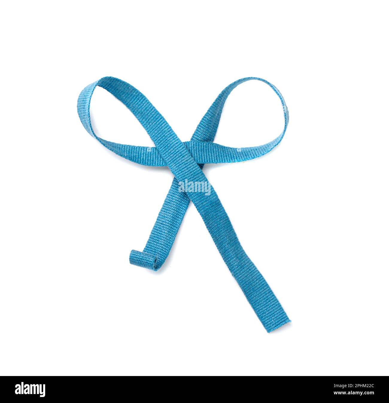 Noeud tressé isolé, boucles en coton, noeuds en cordon d'emballage bleus, cadeau rustique noué, noeud en corde bleu naturel écologique sur fond blanc Banque D'Images