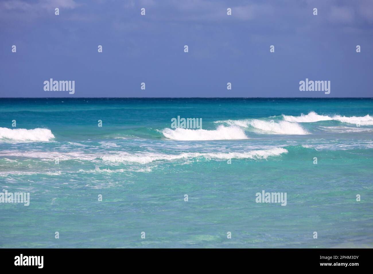 Vue sur les vagues de l'azur et le ciel bleu. Côte des Caraïbes, arrière-plan pour des vacances sur une nature Banque D'Images