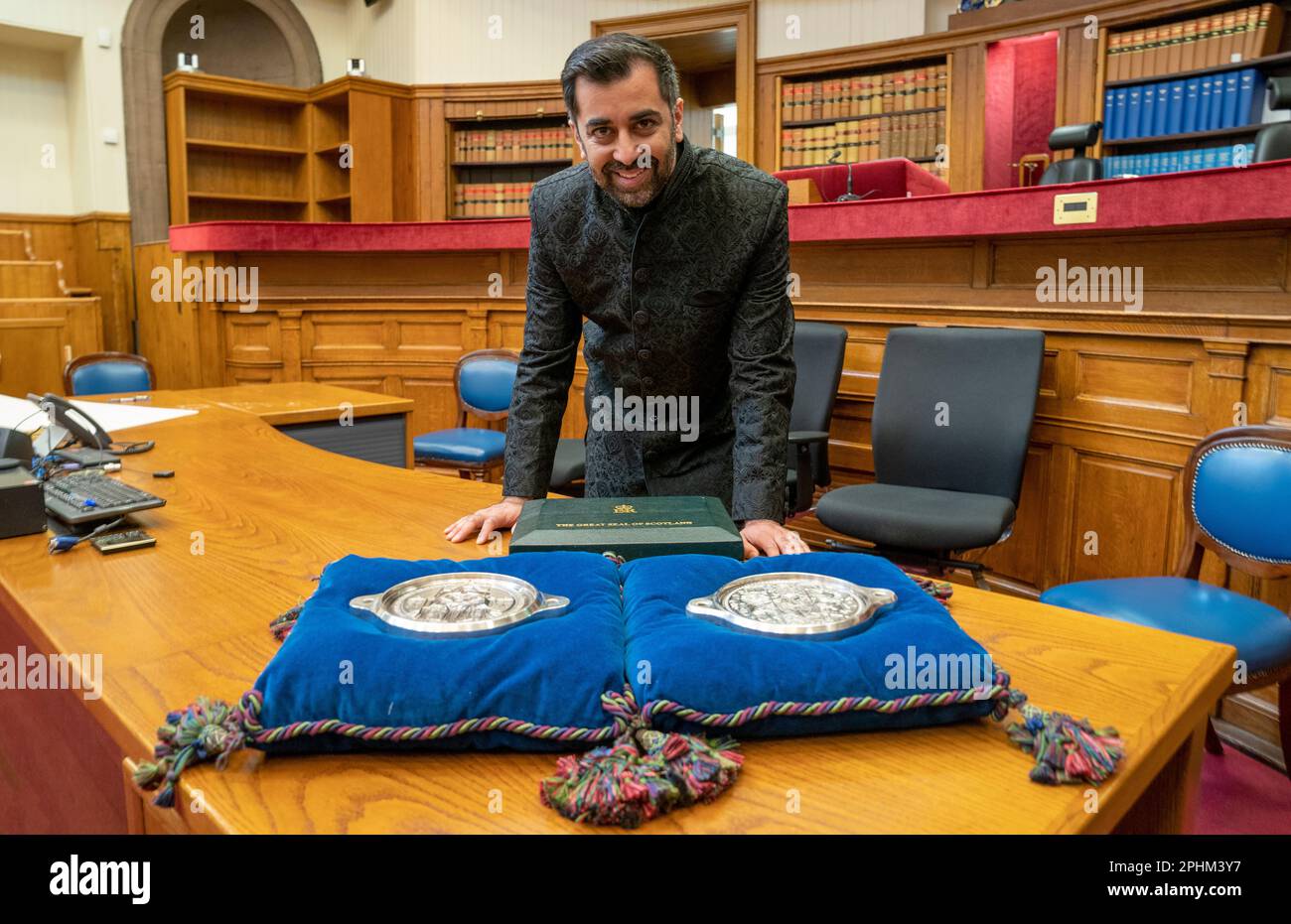 Humza Yousaf avec le Grand Sceau d'Écosse après avoir prêté serment comme Premier ministre d'Écosse à la Cour de session d'Édimbourg. Date de la photo: Mercredi 29 mars 2023. Banque D'Images