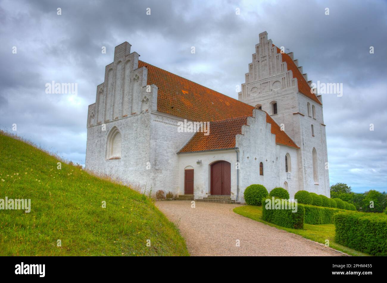 Église Elmelunde au Danemark pendant une journée nuageux. Banque D'Images