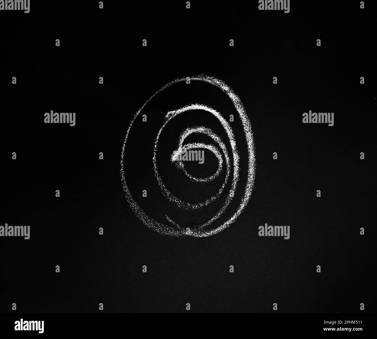 Traits de charbon blanc, griffonnage de crayon sur le tableau noir, Hatching à la craie dessiné à la main, texture de trait de crayon arrière-plan Banque D'Images
