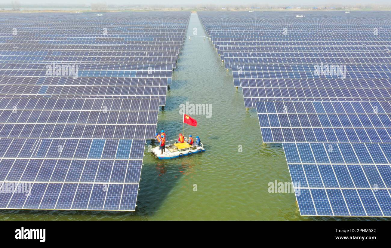 CHUZHOU, CHINE - le 29 MARS 2023 - les travailleurs inspectent le matériel d'exploitation d'une centrale photovoltaïque de 30 mégawatts à Chuzhou, dans la province d'Anhui en Chine orientale Banque D'Images