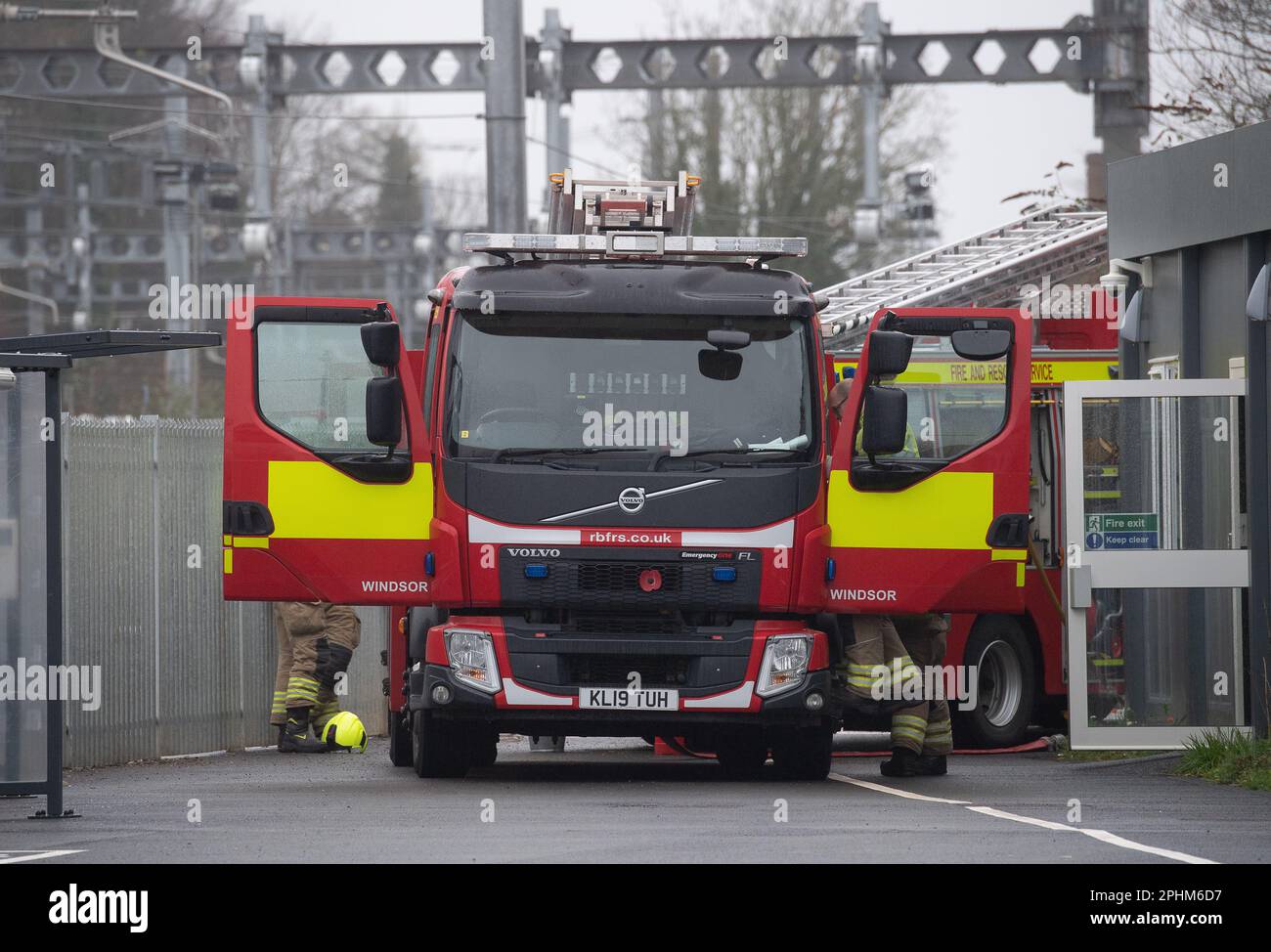 Maidenhead, Berkshire, Royaume-Uni. 29th mars 2023. Un moteur d'incendie sur la scène de l'incendie. Après un incendie à côté de la voie ferrée de Maidenhead ce matin, les trains de Maidenhead à Paddington sont annulés ou retardés jusqu'à la fin de la journée. Le Service d'incendie et de sauvetage du Royal Berkshire était sur les lieux et l'incendie a été mis hors service. La voie ferrée a été isolée alors que les enquêtes et les réparations de câblage commencent. Crédit : Maureen McLean/Alay Live News Banque D'Images