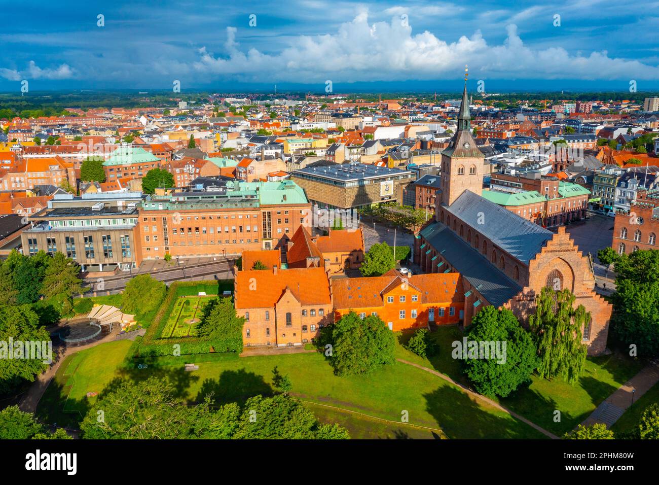 Vue panoramique sur la rue Cathédrale de Canute dans la ville danoise d'Odense. Banque D'Images