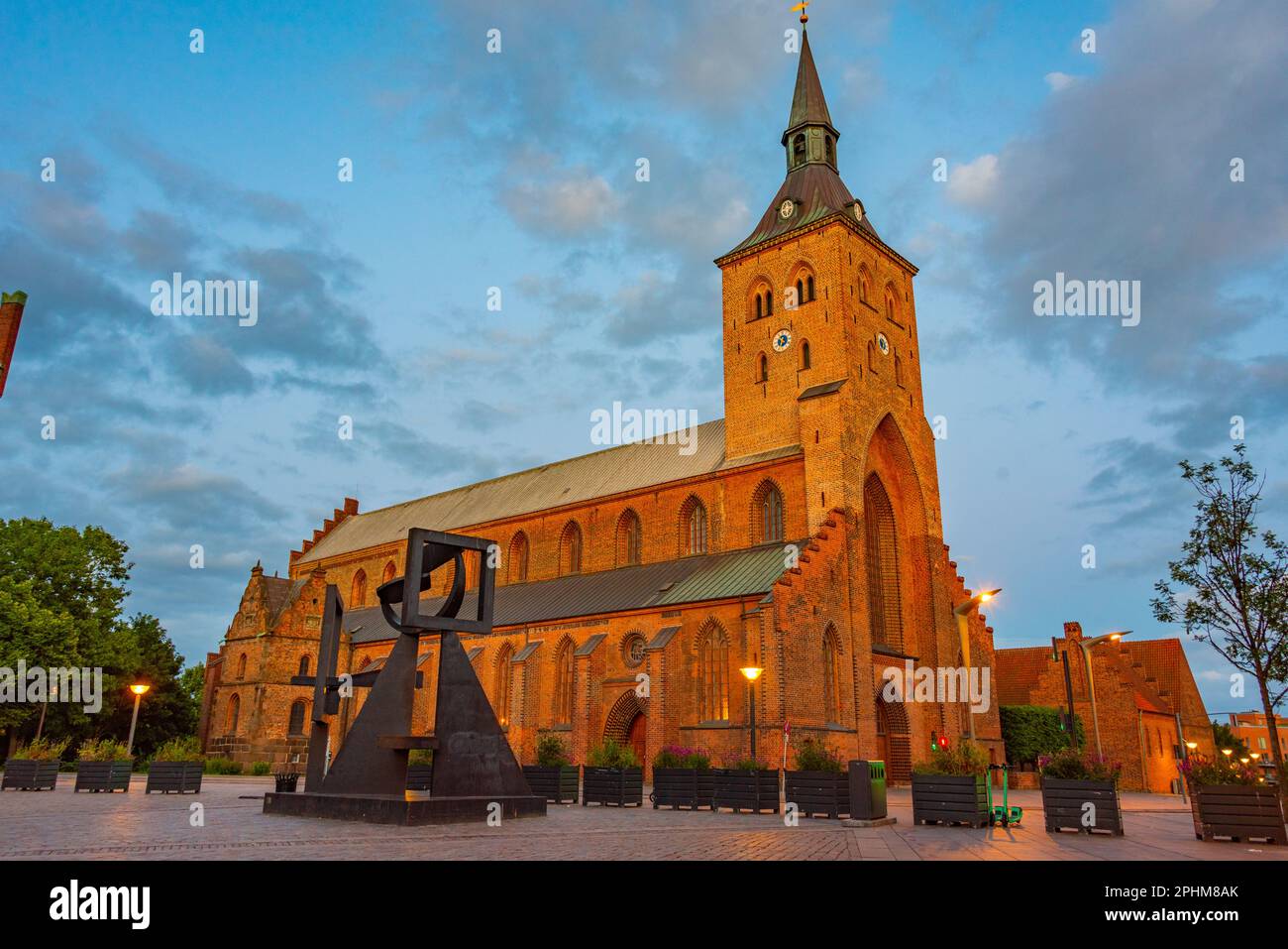Vue sur la rue au coucher du soleil Cathédrale de Canute dans la ville danoise d'Odense. Banque D'Images