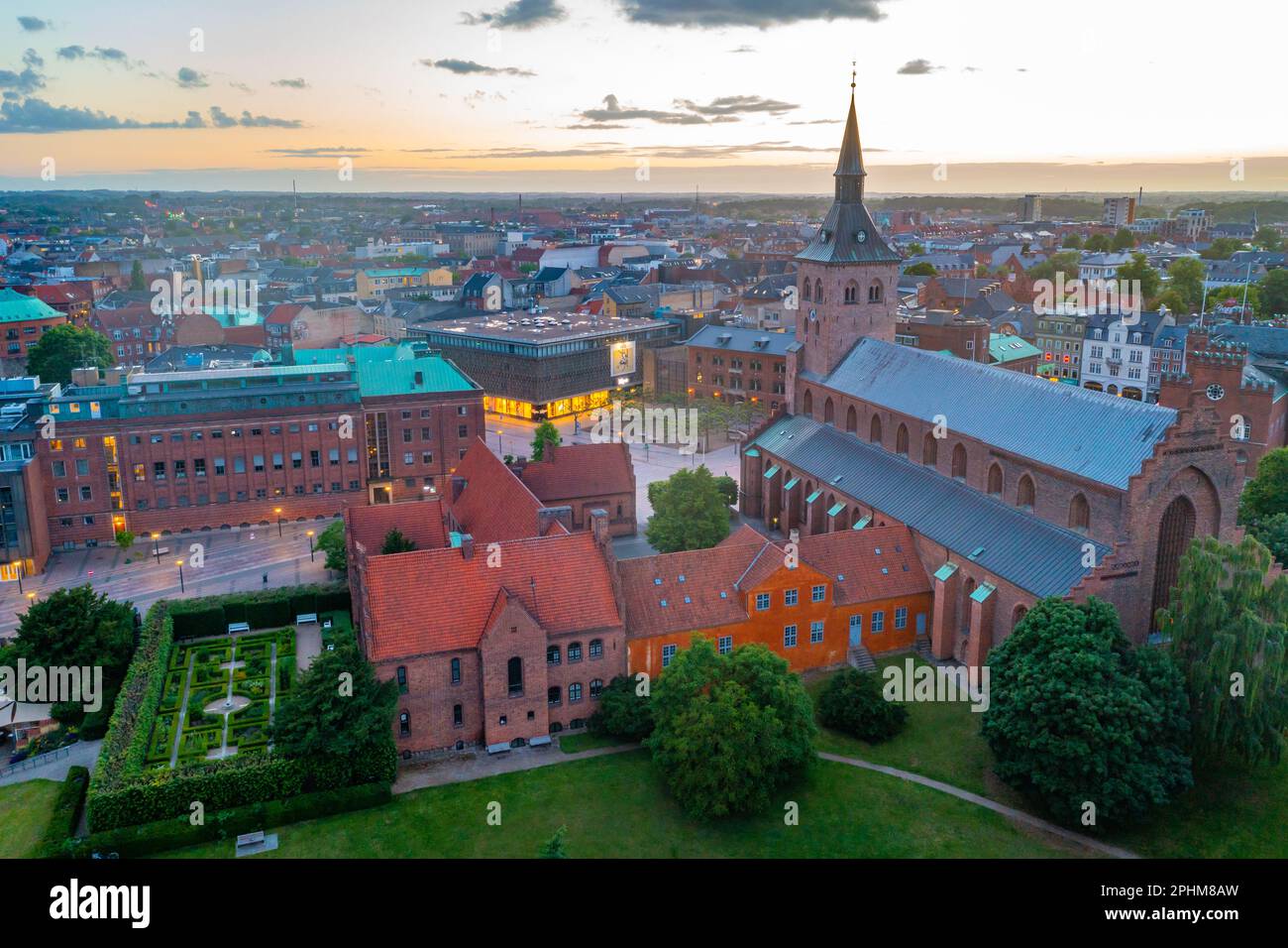 Vue panoramique sur la rue au coucher du soleil Cathédrale de Canute dans la ville danoise d'Odense. Banque D'Images