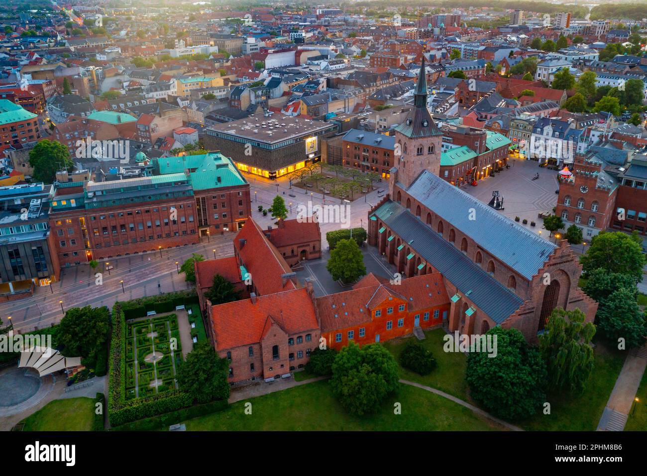 Vue panoramique sur la rue au coucher du soleil Cathédrale de Canute dans la ville danoise d'Odense. Banque D'Images