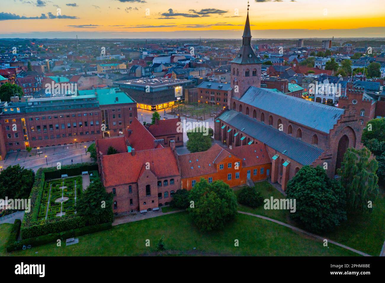 Vue panoramique sur la rue au coucher du soleil Cathédrale de Canute dans la ville danoise d'Odense. Banque D'Images