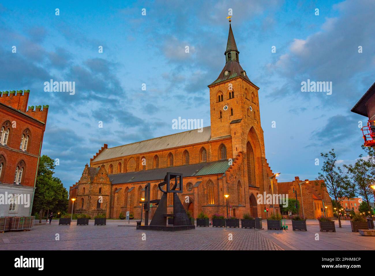 Vue sur la rue au coucher du soleil Cathédrale de Canute dans la ville danoise d'Odense. Banque D'Images