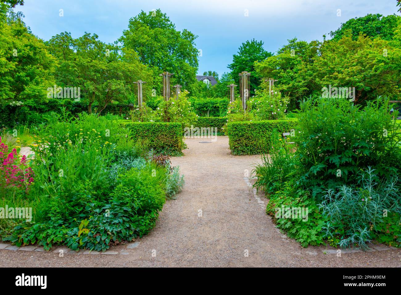 Structure de Pergolaen dans un parc au bord de la rivière à Odense, au Danemark. Banque D'Images