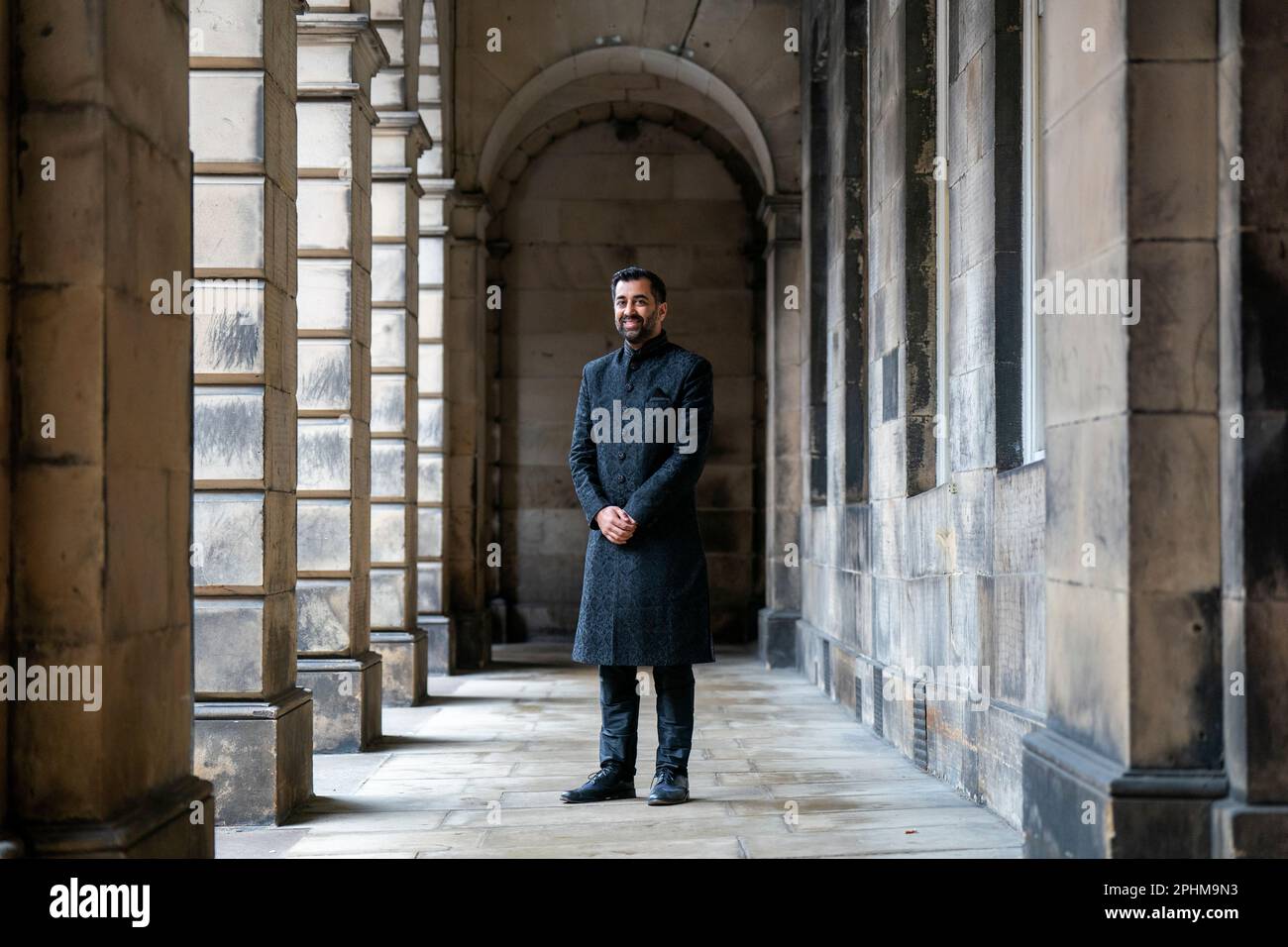 Humza Yousaf devant la Cour de session d'Édimbourg après avoir prêté serment en tant que Premier ministre d'Écosse. Date de la photo: Mercredi 29 mars 2023. Banque D'Images