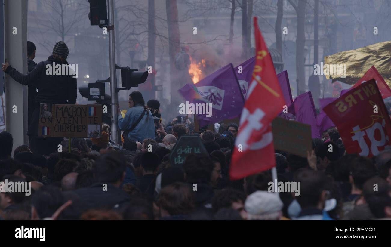 PARIS, FRANCE : le 23 MARS 2023 - les manifestants contre la réforme des pensions de la France marchent dans les rues de Paris. Banque D'Images