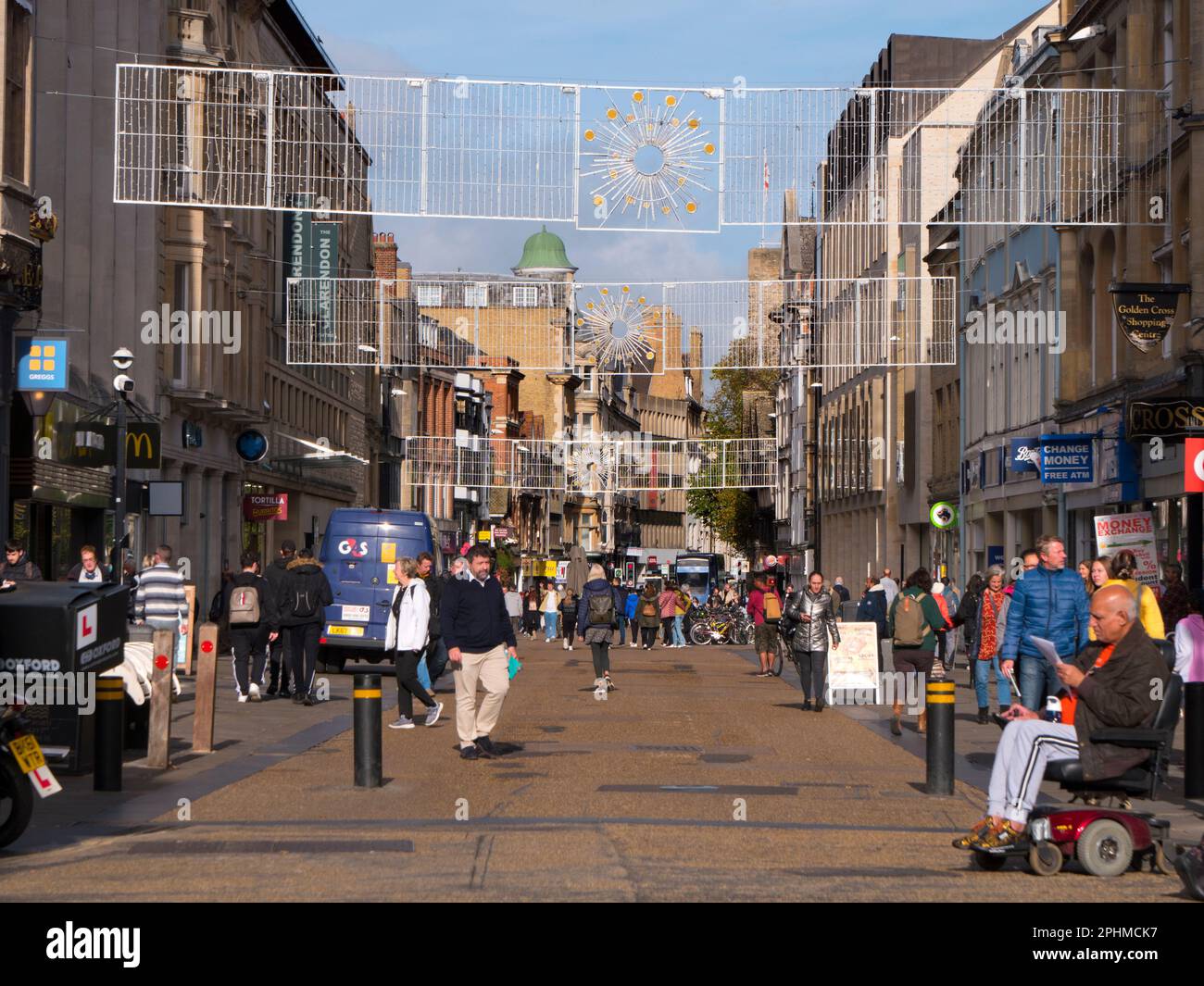 C'est Oxford Cornmarket Street, où se trouvait autrefois le marché du maïs médiéval de la ville. Il s'agit maintenant de l'un des principaux centres commerciaux de la ville, bien qu'il ne l'est que Banque D'Images