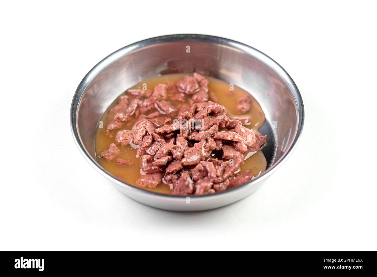 Bol en acier avec nourriture humide pour animaux, nourriture isolée sur blanc, vue du dessus Banque D'Images