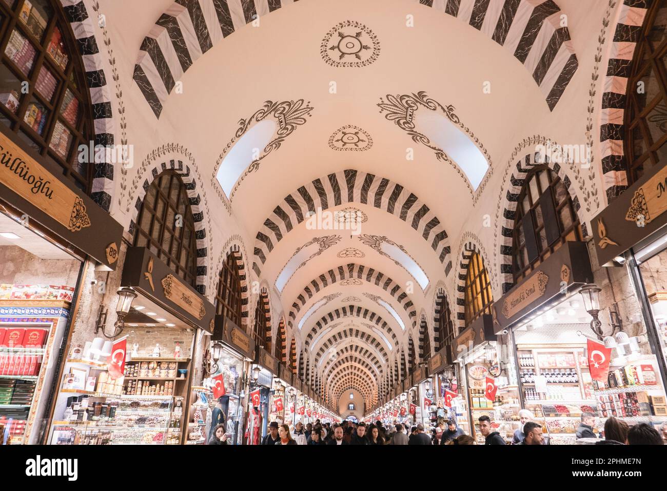 À l'intérieur du bazar égyptien dans le centre-ville d'Istanbul en Turquie le 5th avril 2023. Credit: SMP News / Alamy Live News Banque D'Images