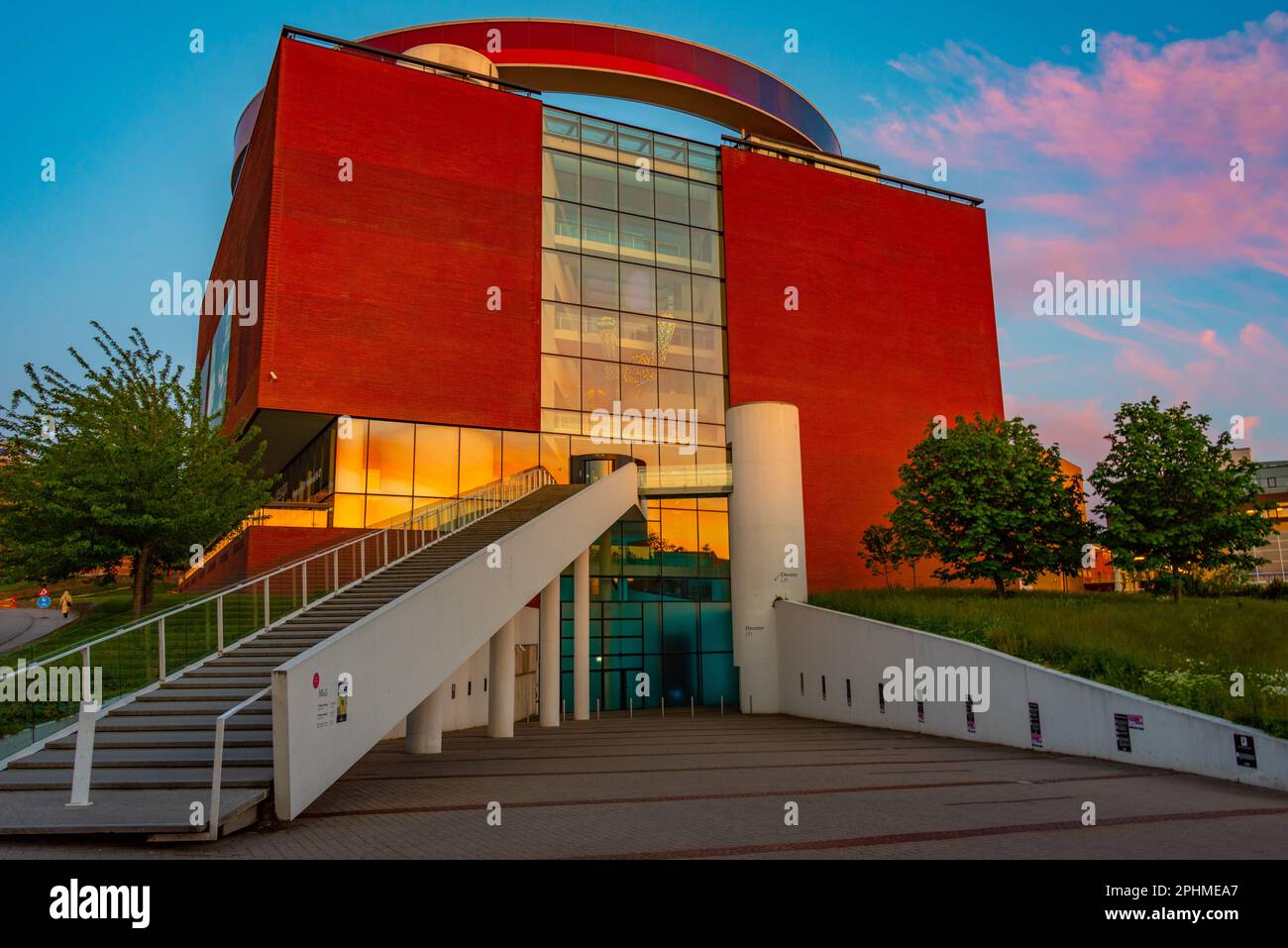 Vue au coucher du soleil sur le musée d'art ARoS Aarhus au Danemark. Banque D'Images