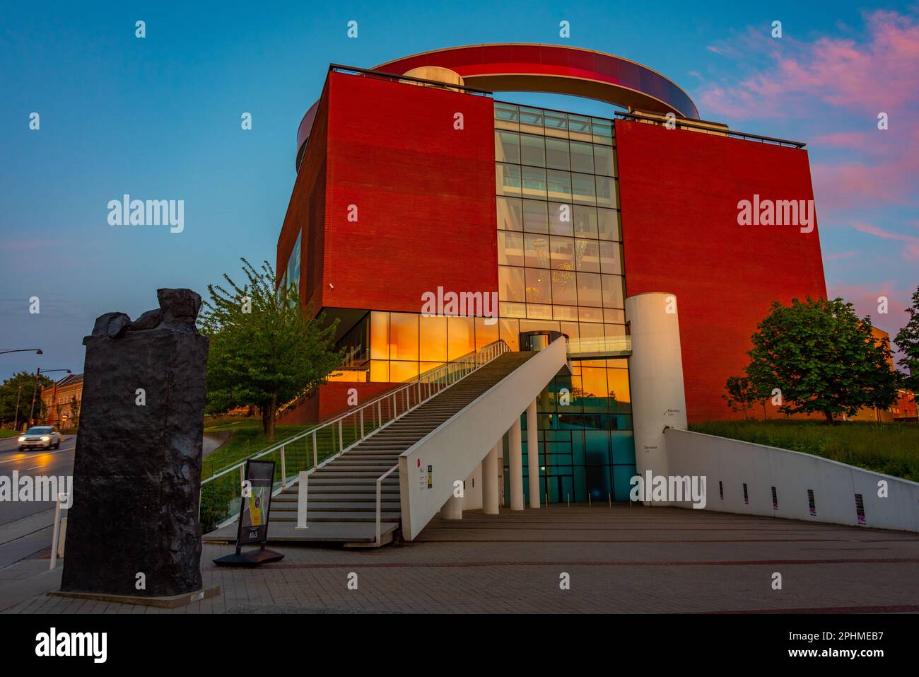 Vue au coucher du soleil sur le musée d'art ARoS Aarhus au Danemark. Banque D'Images