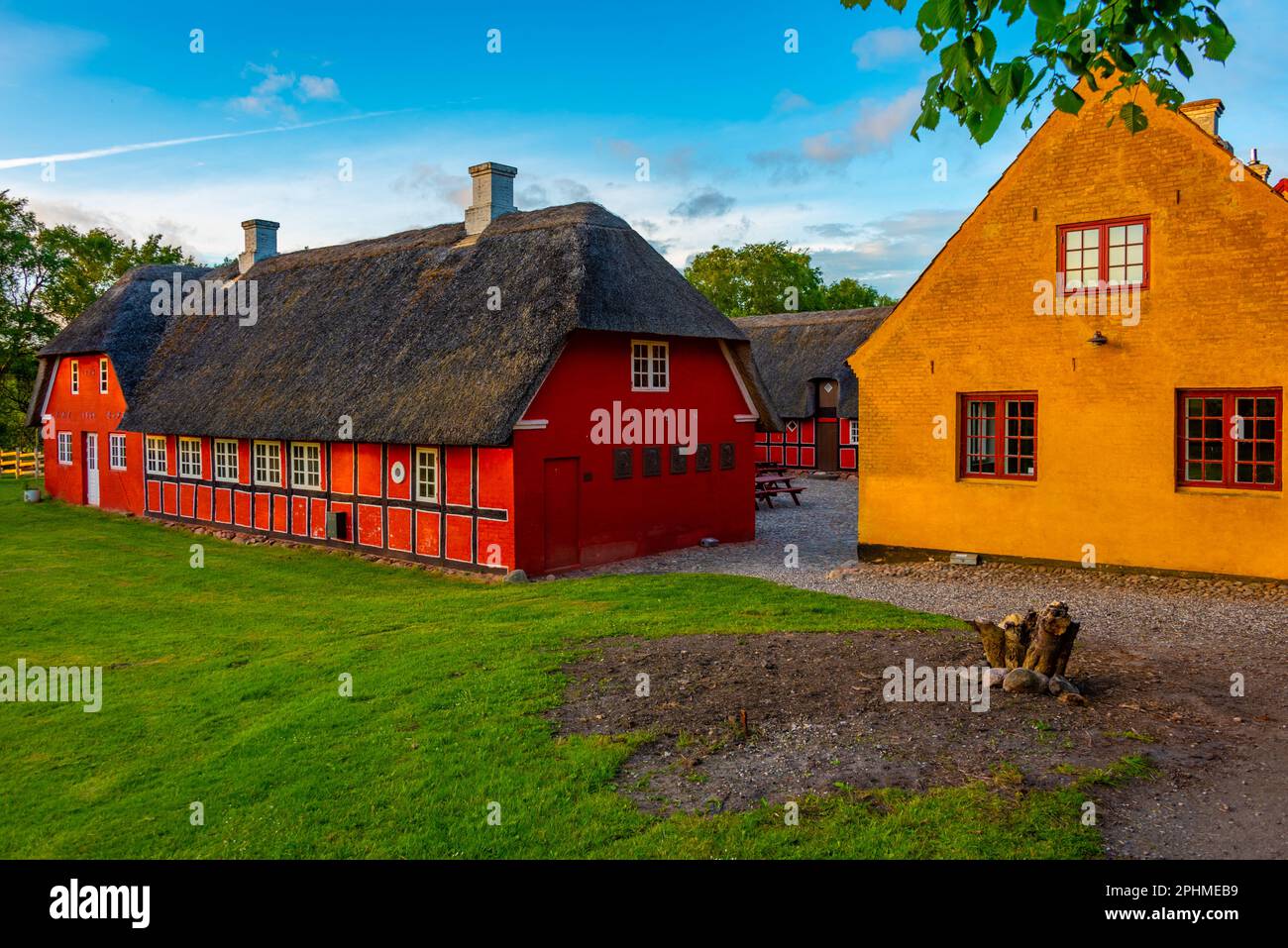 Maisons viking reconstruites au centre viking de Fyrkat, au Danemark. Banque D'Images